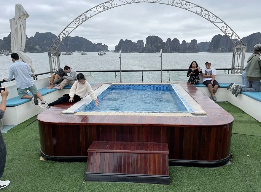 bể sục Jacuzzi ngoài trời