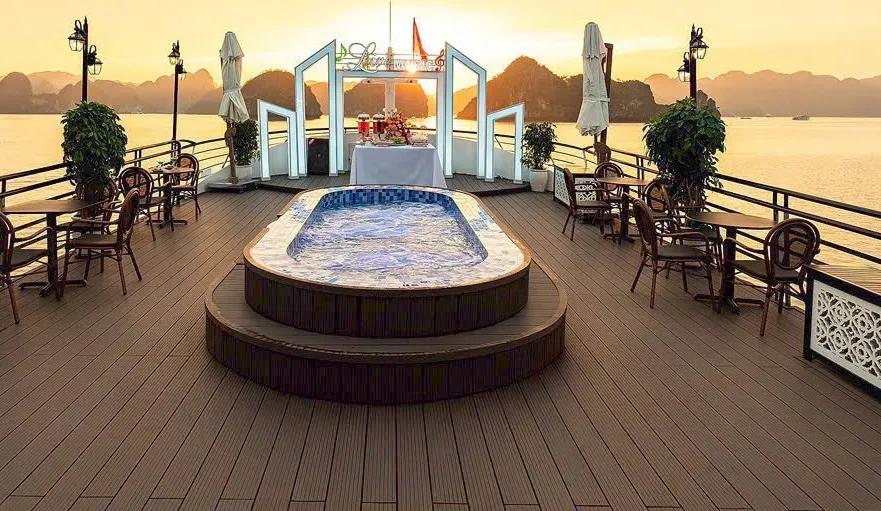 Sundeck rộng rãi và bể sục trên du thuyền Olympus Luxury Cruise