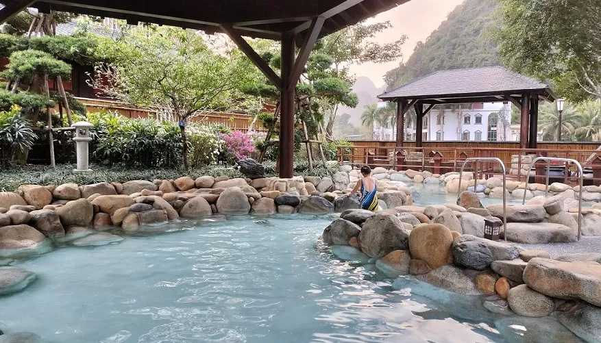 Bể sục tại Yoko Onsen Quang Hanh