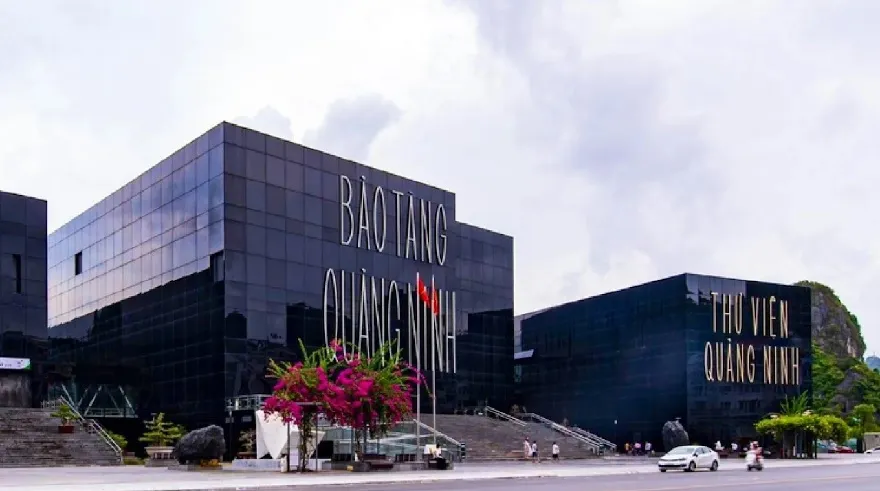 Bảo tàng và thư viện Quảng Ninh được biết đến là một trong nhưng bảo tảng có lượng khách tham quan đông đảo nhất tại Việt Nam