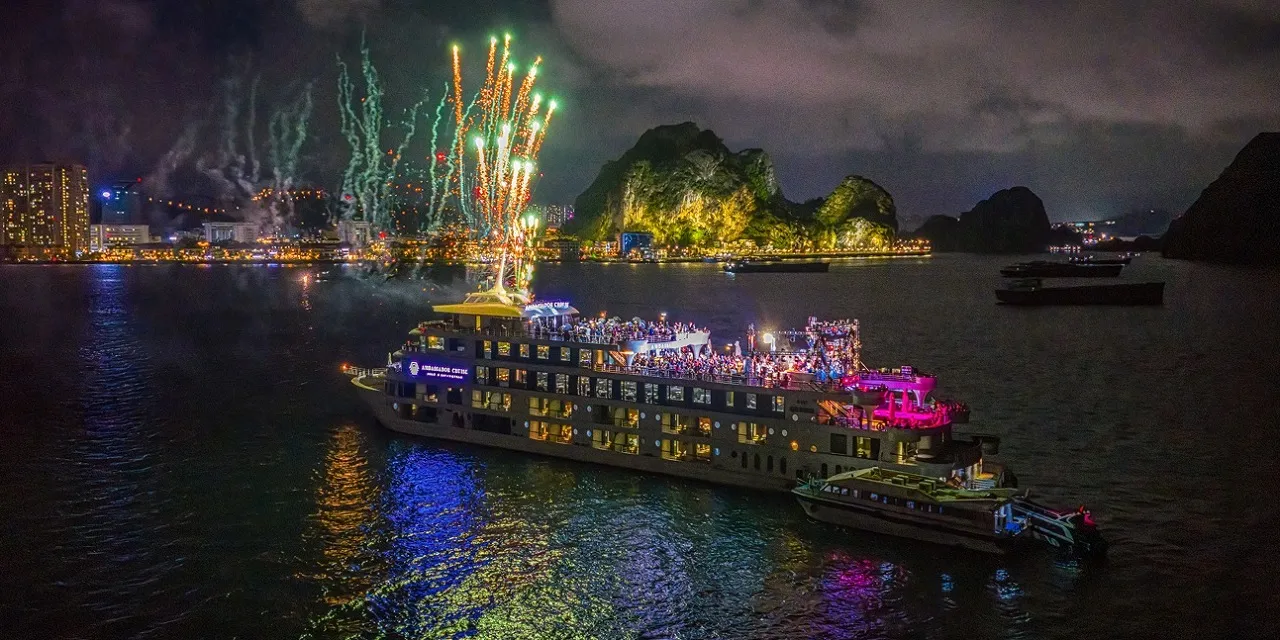 Du thuyền ăn tối Ambassador II