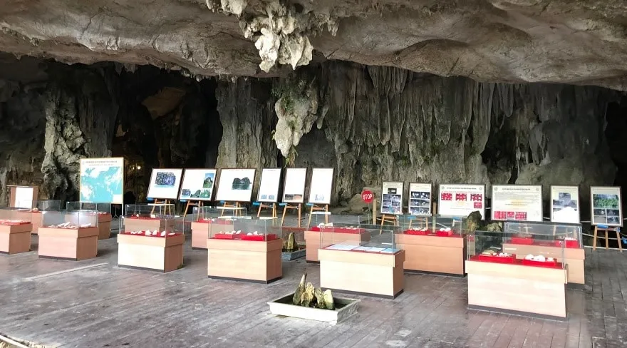 Khu vực trung bày các hiện vật thời tiền sử thuộc giai đoạn văn hóa Hạ Long tại khu vực hang Tiên Ông (1 tuyến tham quan nằm trong lịch trình của du thuyền ngủ đêm)