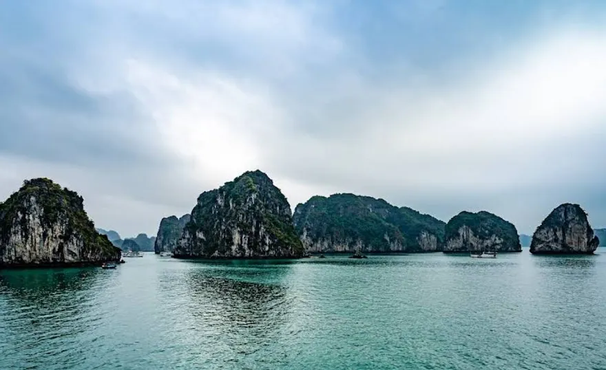 Vịnh Hạ Long vùng đật gắn liền với truyền thuyết Rồng Hạ xuống là biểu tượng du lịch của Hạ Long