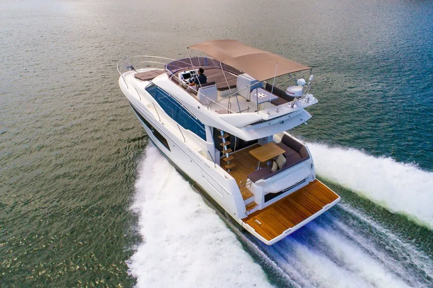 khu vực flybridge du thuyền PRESTIGE 460
