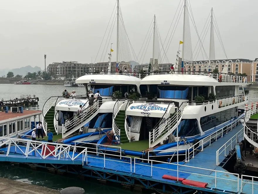 Du thuyền Queen Cruise Hạ Long 1 Du thuyền Queen Cruise Hạ Long