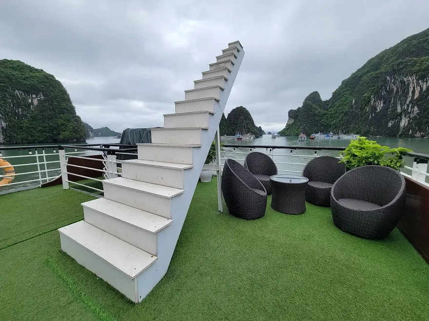 Du thuyền Queen Cruise Hạ Long 2 Khu vực Sundeck của Queen Cruise