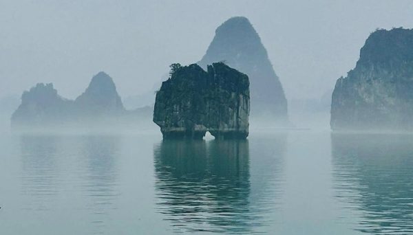 Hòn Đỉnh Hương giống như một chiếc lư hương khổng lồ giữa mấy khỏi cửa đất trời