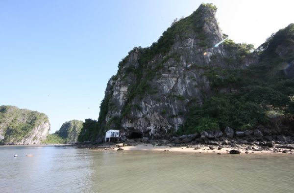 Khu vực của hang và bãi tắm