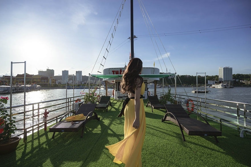 Tầu thăm Vịnh 4 tiếng