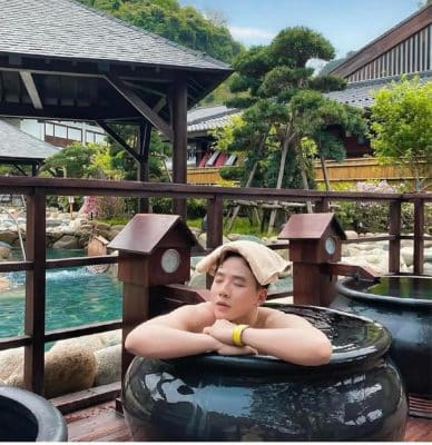 Vừa thư giãn tắm nóng vừa trải nghiệm không khi trong lạnh của núi rừng