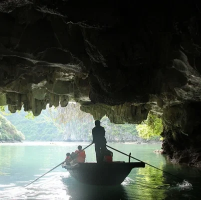 Khá phá hang động kỳ bị trên vịnh Lan Hạ