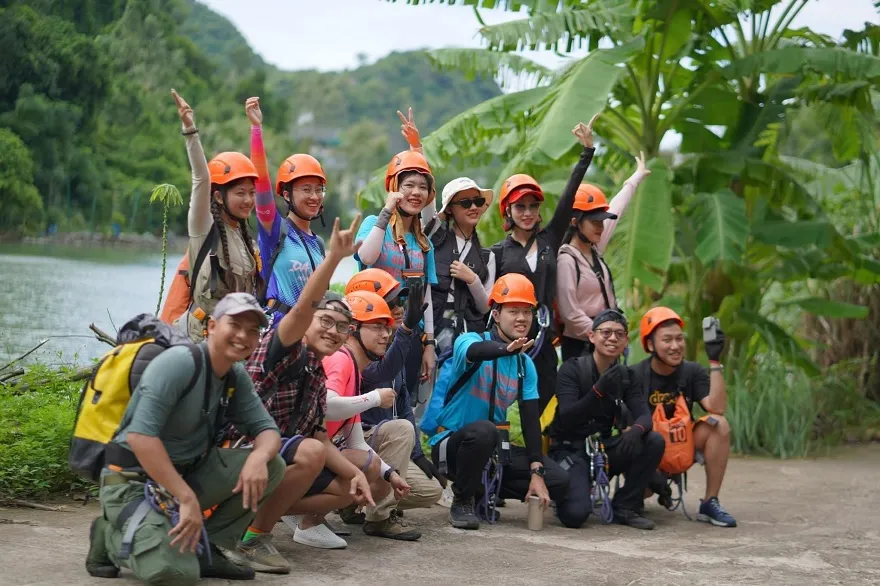 Tour Chèo thuyền Kayak và trekking Hang Vẹm nửa ngày