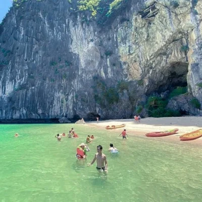 tắm biển trên Vịnh Lan Hạ