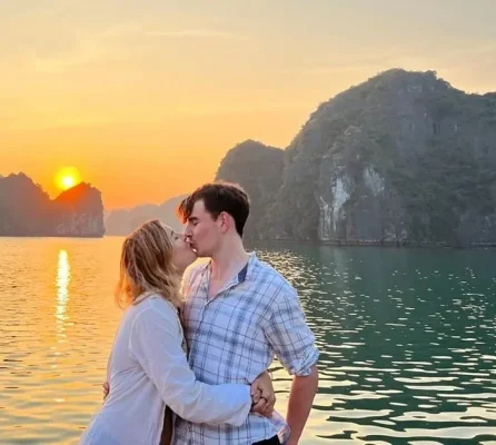 Ngắm hoàng hôn tại Cát Bà