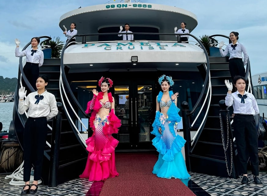 Pamela Cruise by night