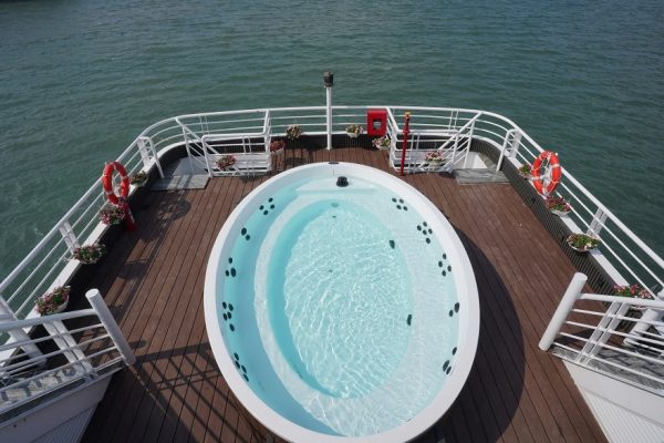 Tàu thăm Vịnh Bái Tử Long